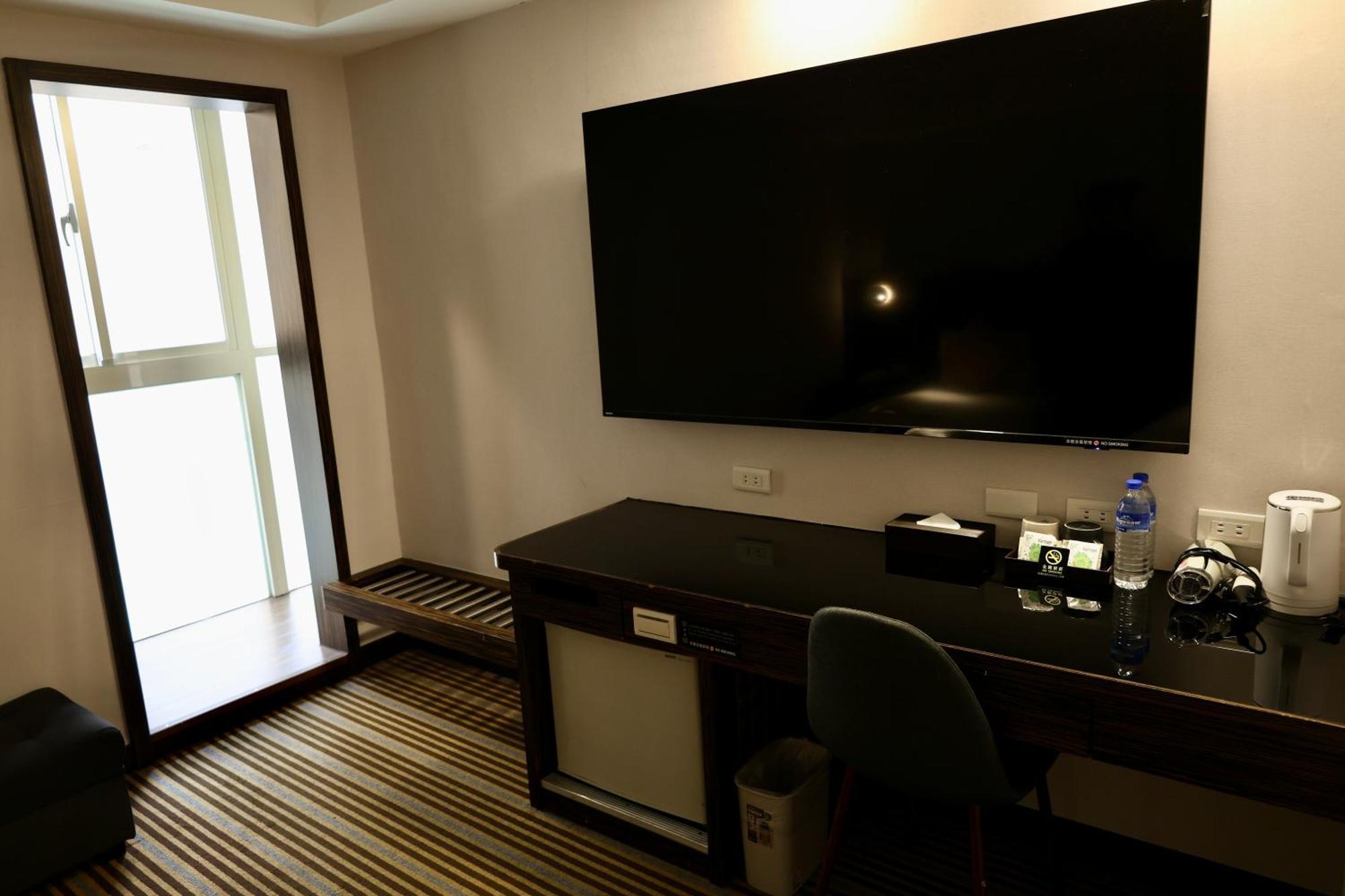 Hub Hotel - Zhongshan Branch Тайпей Екстериор снимка
